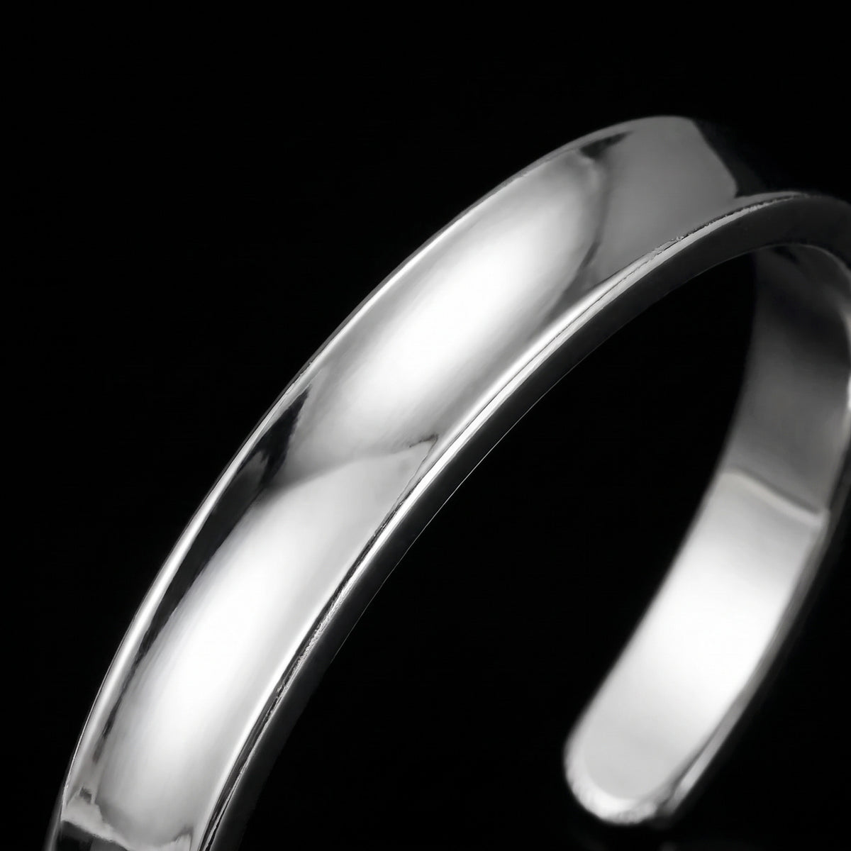 Macro close-up of the Clean Bangle bracelet in 925 sterling silver, Outlaws Amsterdam