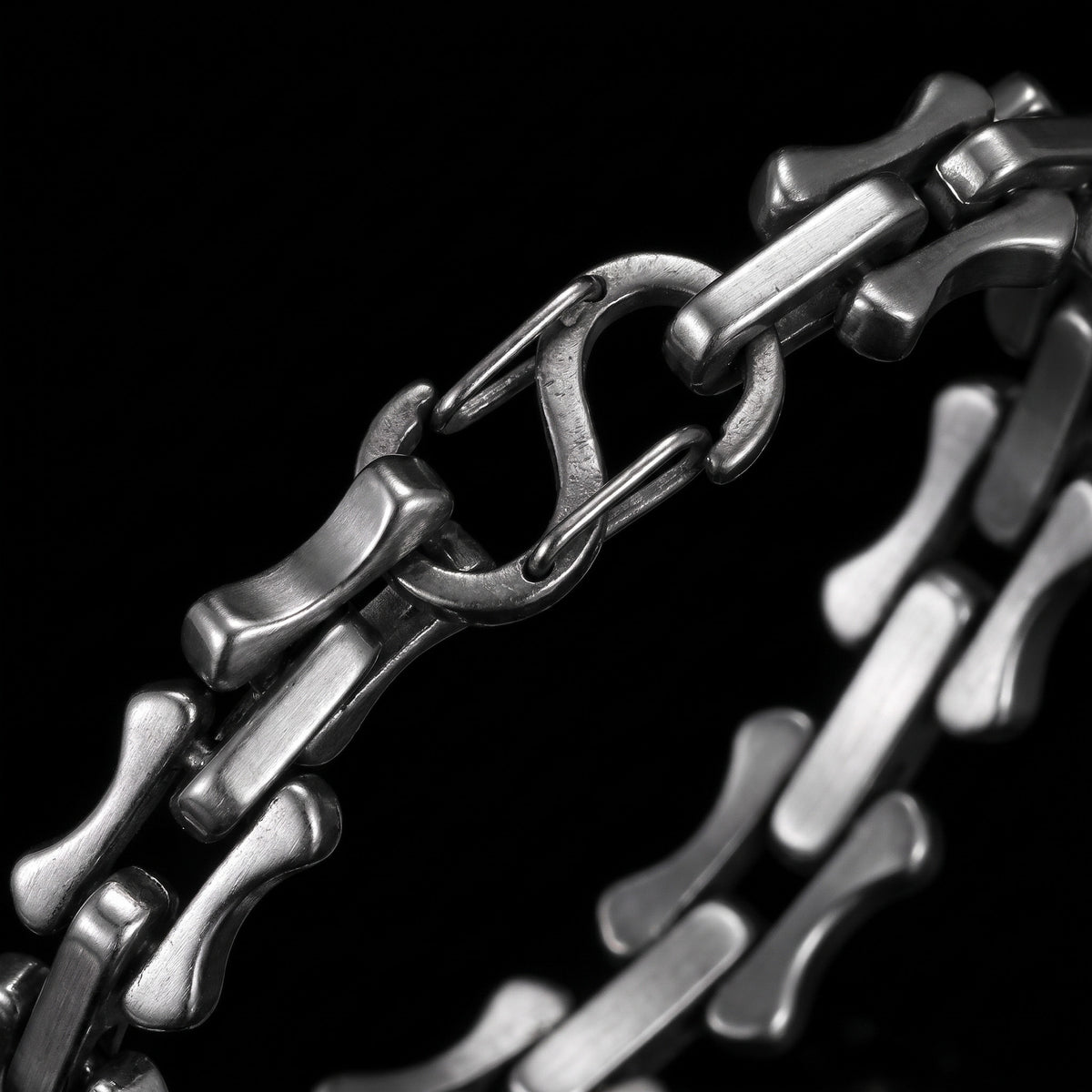 Macro close-up of the Commander bracelet in 316L stainless steel, Outlaws Amsterdam