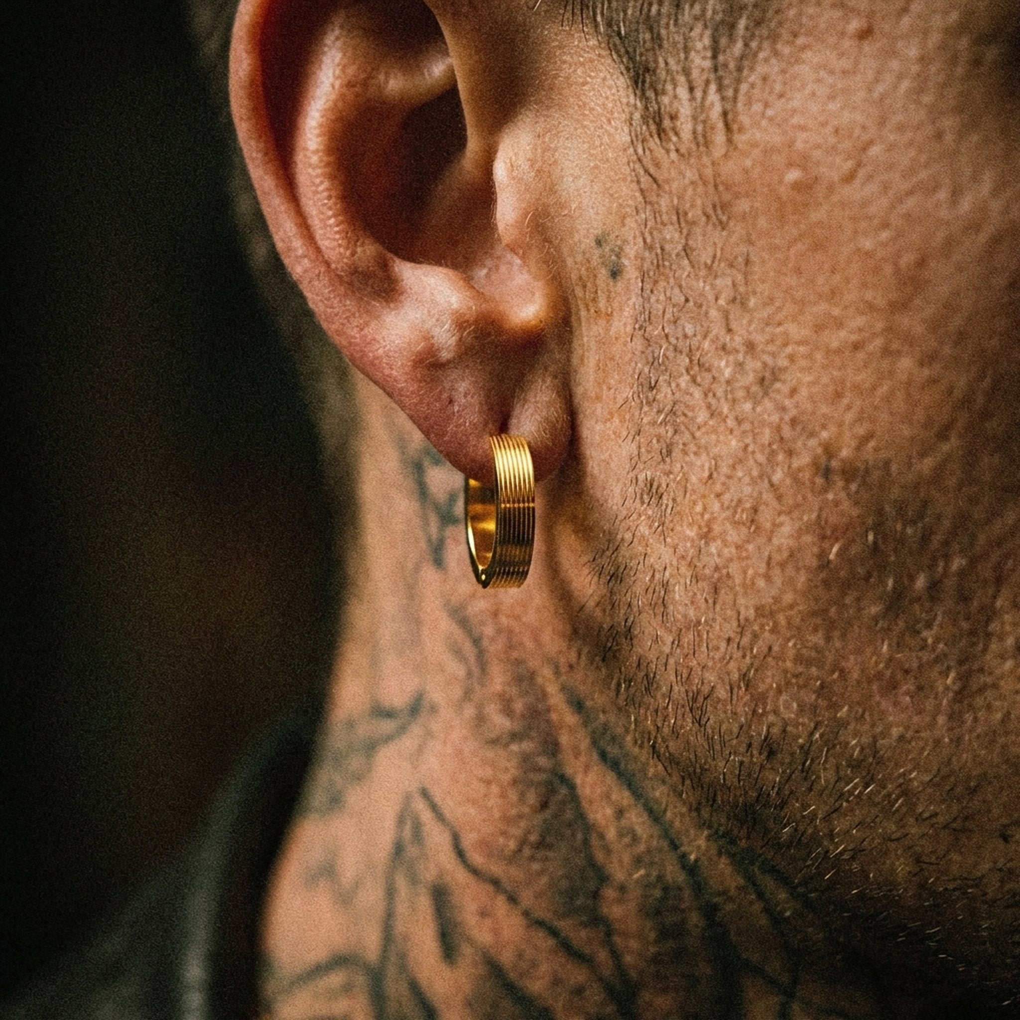 BOUCLES D'OREILLES GOLD HOOPS.