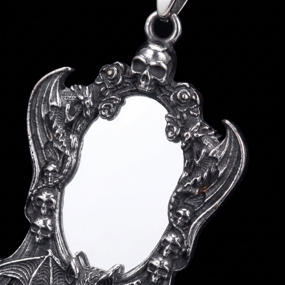 Macro close-up of the Mirror Of Souls pendant in 316L stainless steel, Outlaws Amsterdam