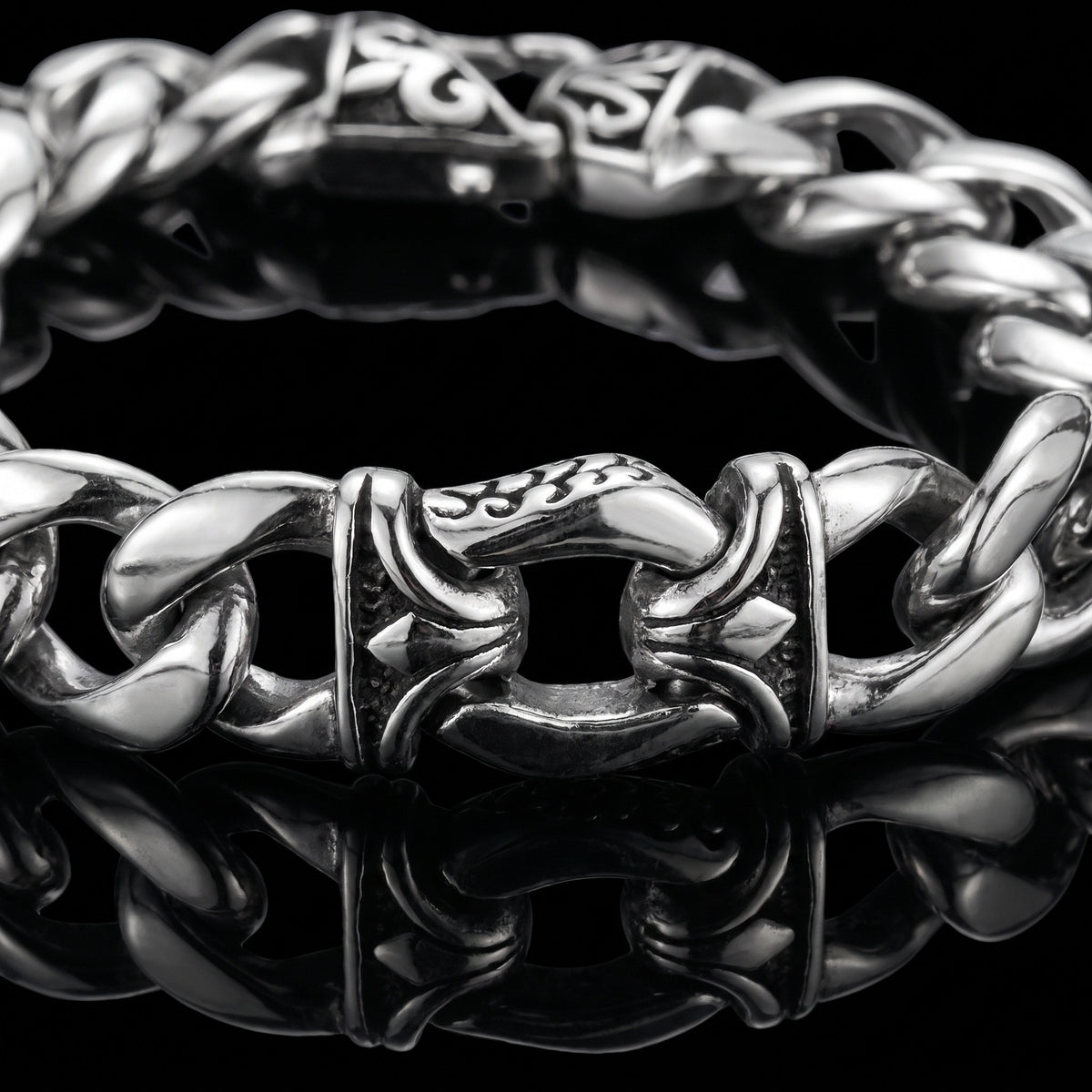 Macro close-up of the Royal bracelet in 316L stainless steel, Outlaws Amsterdam