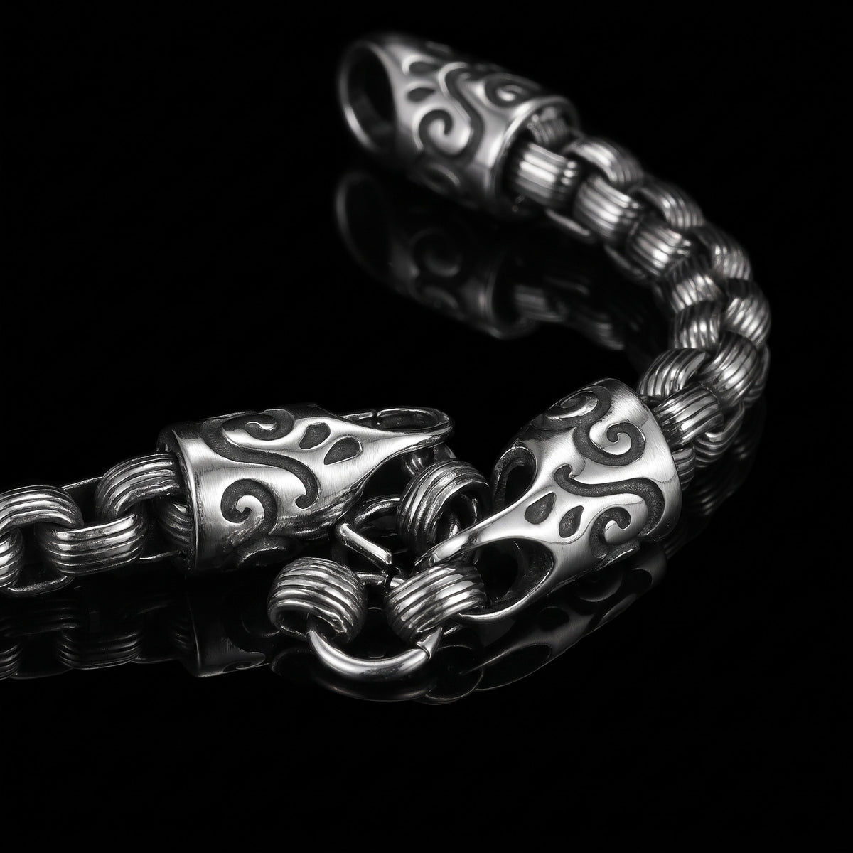 Macro close-up of the Steel Union bracelet in 316L stainless steel, Outlaws Amsterdam