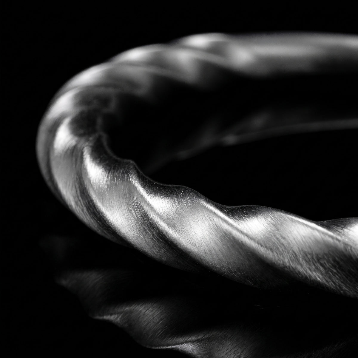 Macro close-up of the Steel Vortex bracelet in 316L stainless steel, Outlaws Amsterdam