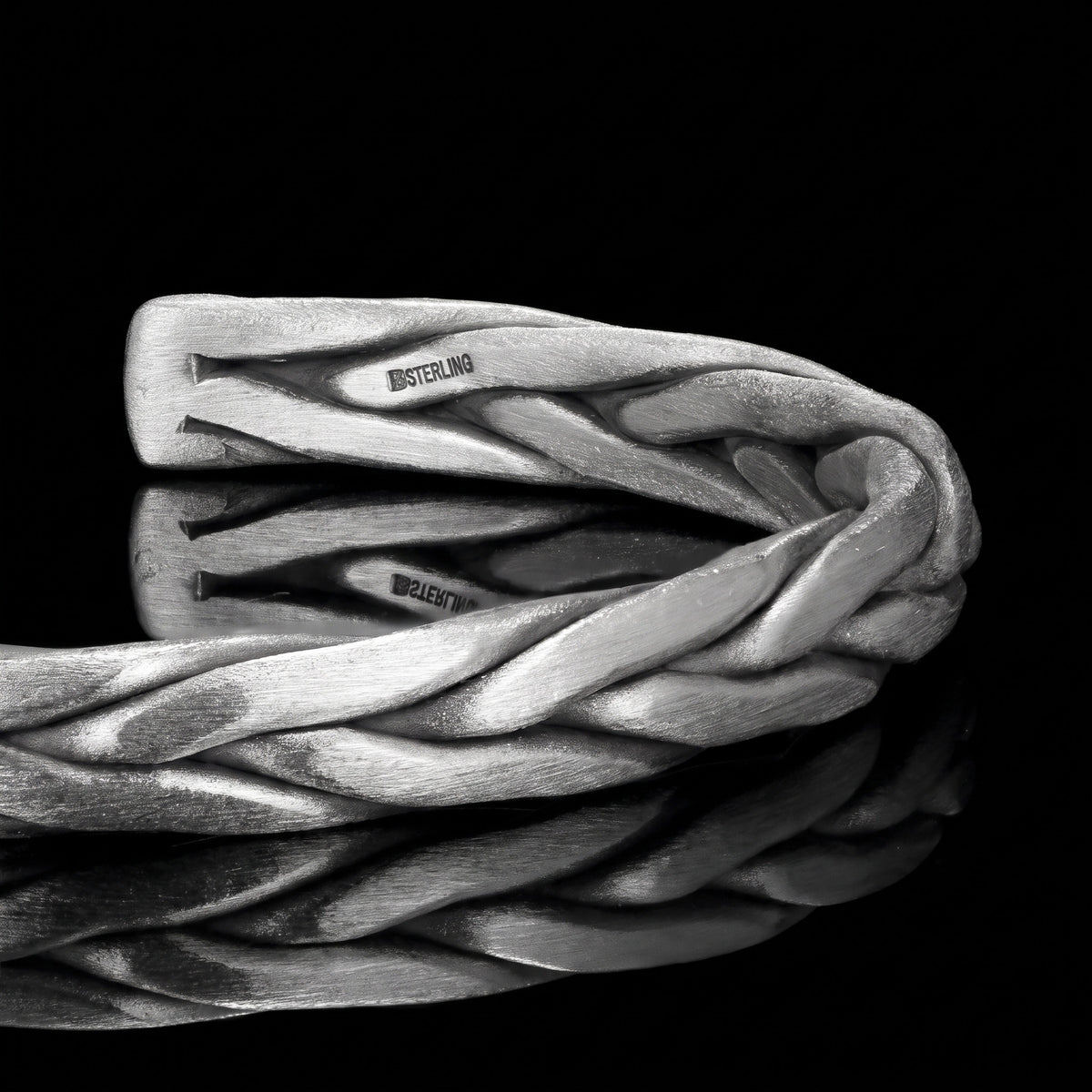 Macro close-up of the The Woven Bangle bracelet in 925 sterling silver, Outlaws Amsterdam