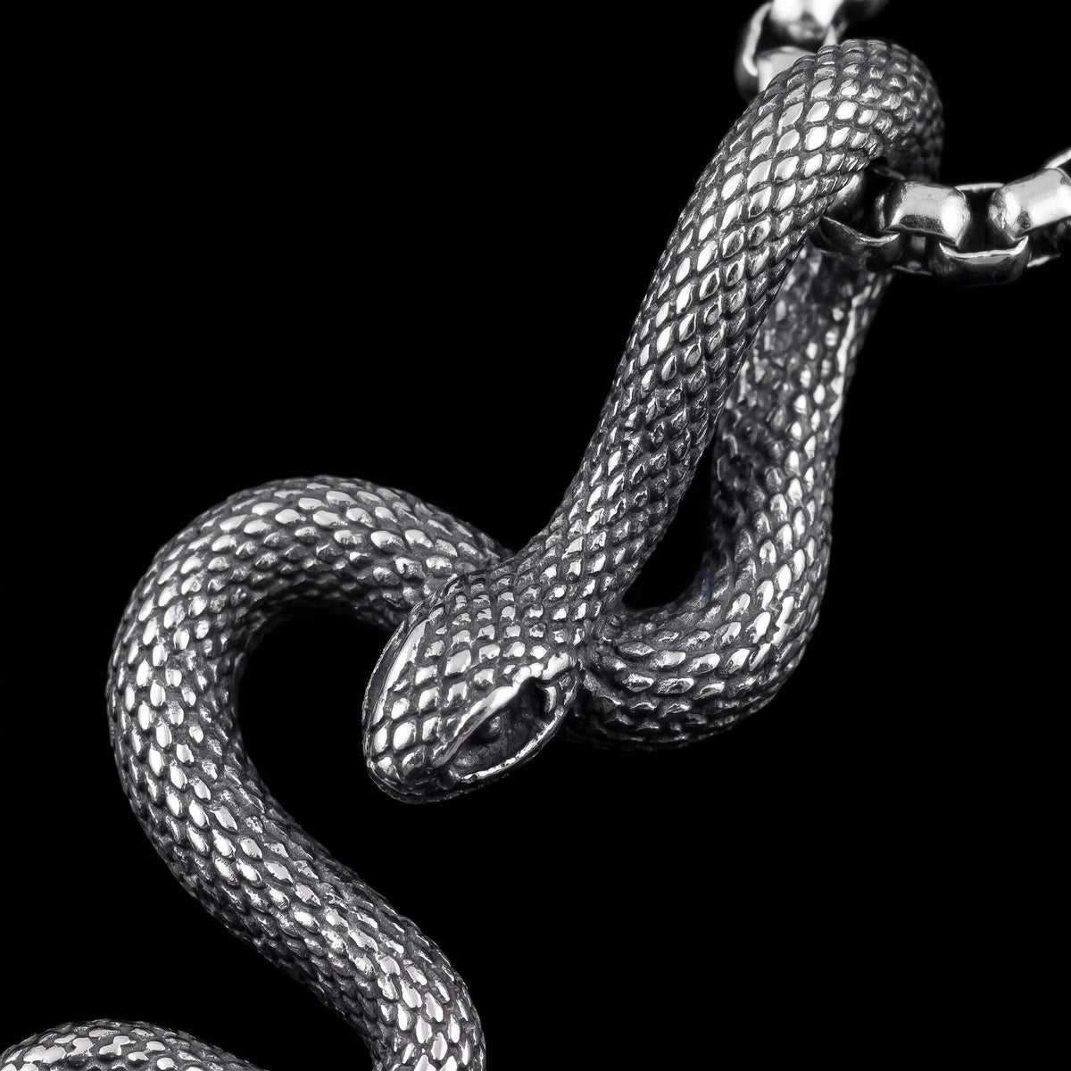 Macro close-up of the Venomous Grace pendant in 316L stainless steel, Outlaws Amsterdam