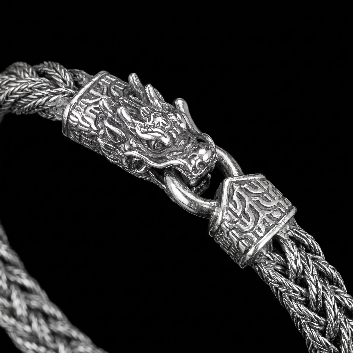 Macro close-up of the Woven Vikings bracelet in 925 sterling silver, Outlaws Amsterdam