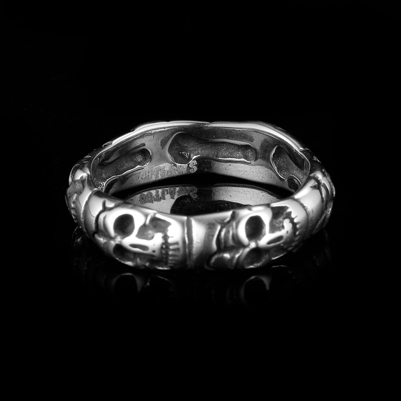 STACKED SKULLS. - Outlaws Amsterdam