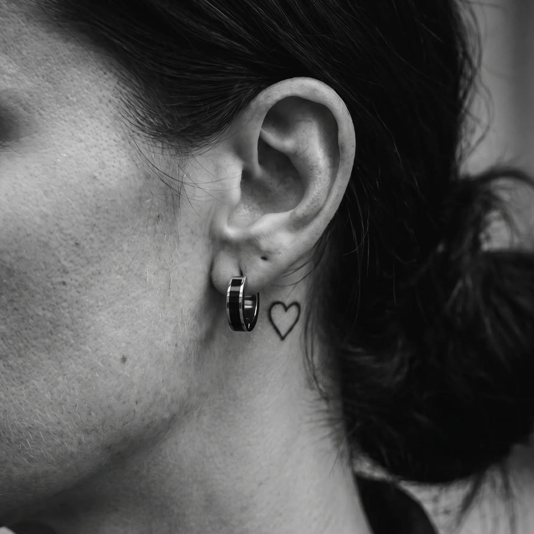 BLACK HOOPS OHRRINGE.
