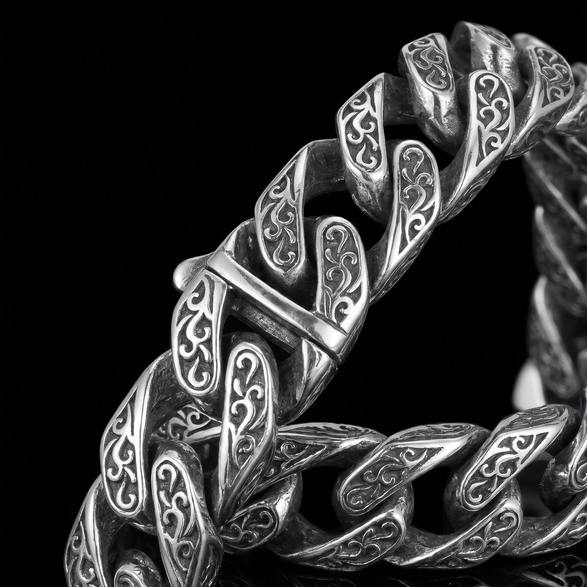 Macro close-up of the Ancient Cuban bracelet in 925 sterling silver, Outlaws Amsterdam