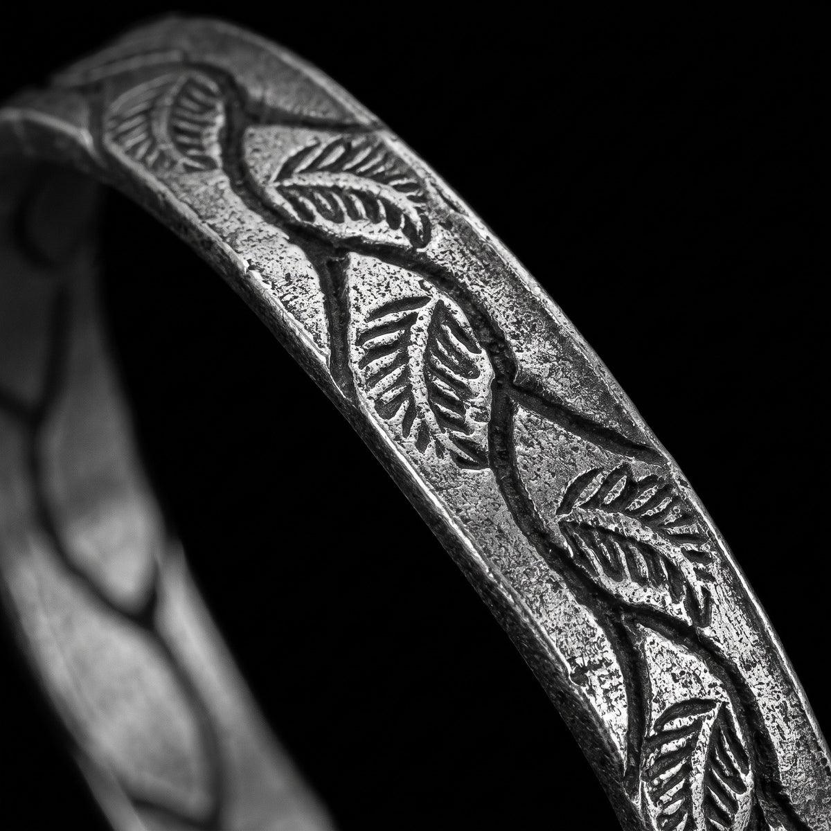 Macro close-up of the Ancient Roots bracelet in 316L stainless steel, Outlaws Amsterdam