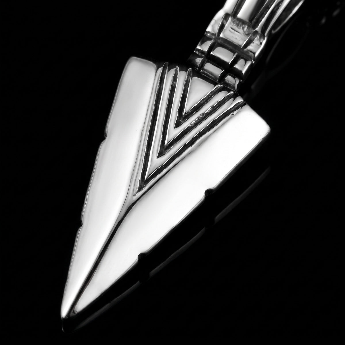 Macro close-up of the Arrow pendant in 316L stainless steel, Outlaws Amsterdam