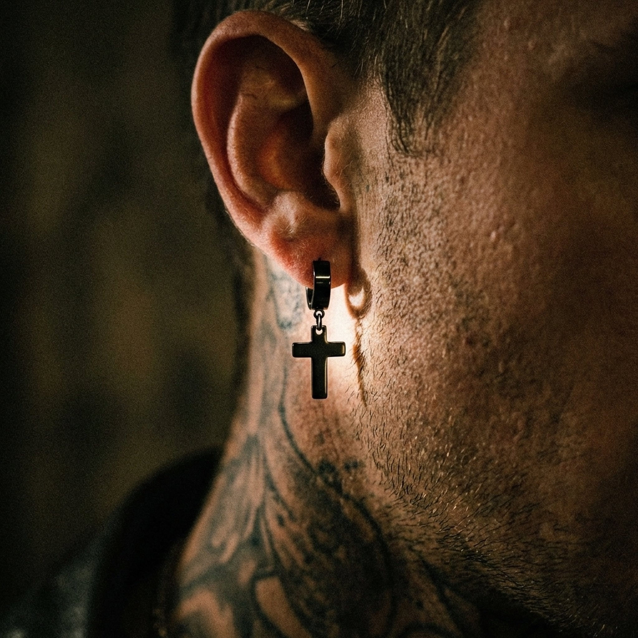 BOUCLES D'OREILLES CROSS HANGER. - NOIR