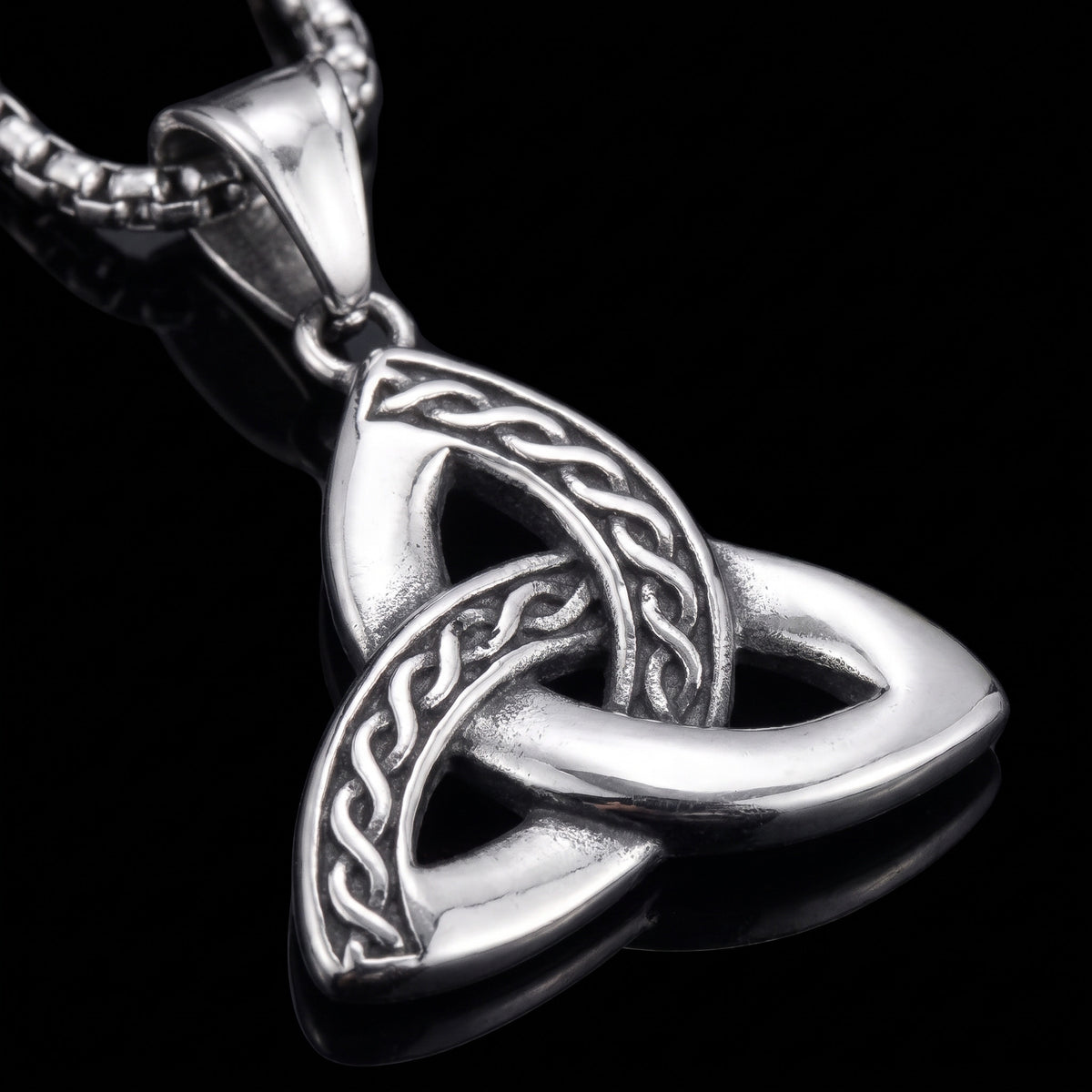 Macro close-up of the Eternal Bond pendant in 316L stainless steel, Outlaws Amsterdam
