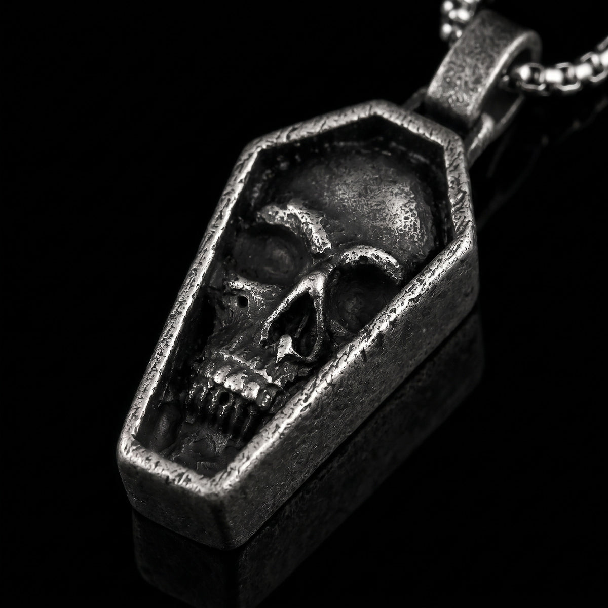 Macro close-up of the Final Stare pendant in 316L stainless steel, Outlaws Amsterdam