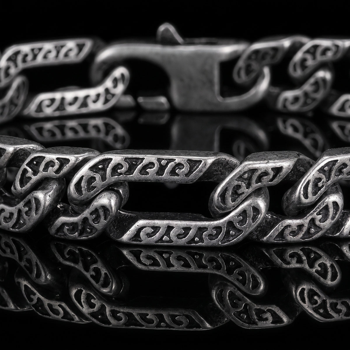 Macro close-up of the Forged Bond bracelet in 316L stainless steel, Outlaws Amsterdam