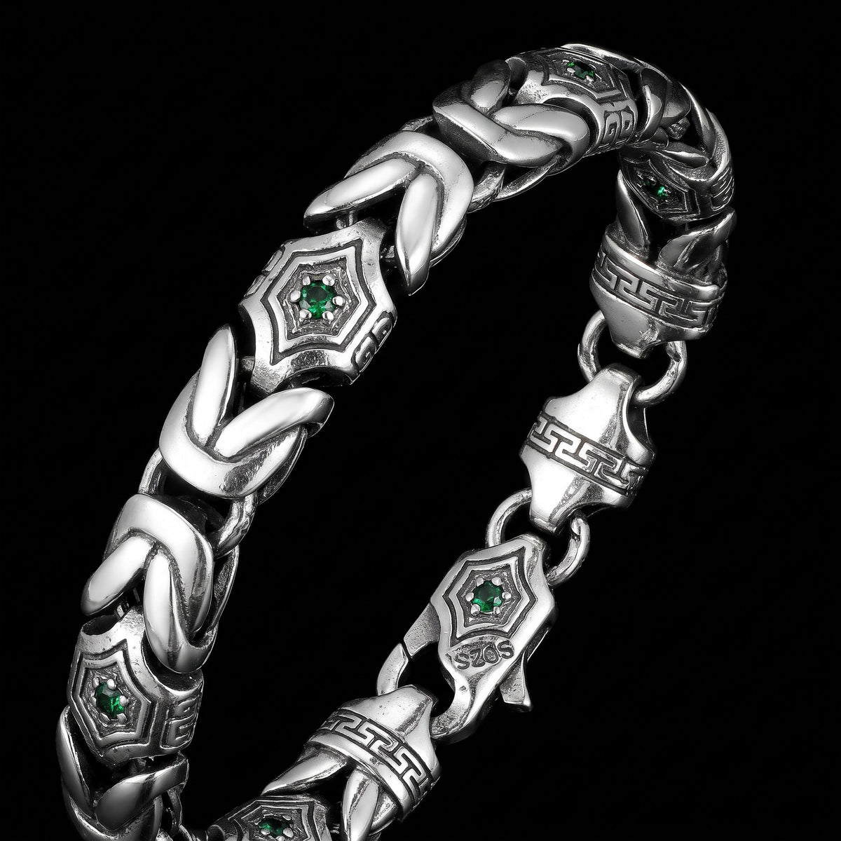 Macro close-up of the Guardian'S Gift bracelet in 925 sterling silver, Outlaws Amsterdam