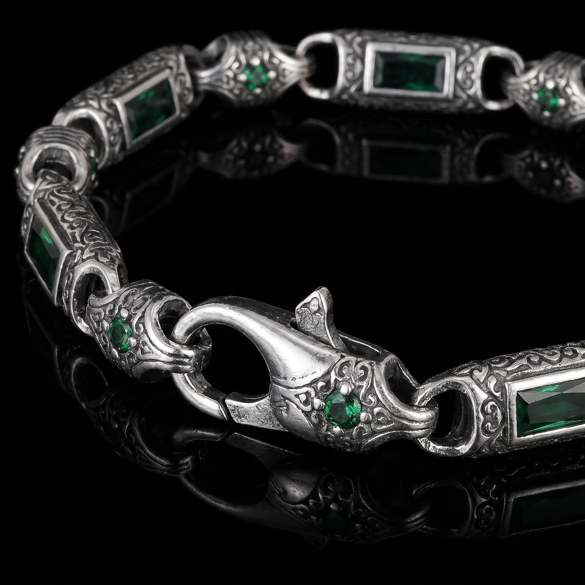 Macro close-up of the Guardian'S Glow bracelet in 925 sterling silver, Outlaws Amsterdam