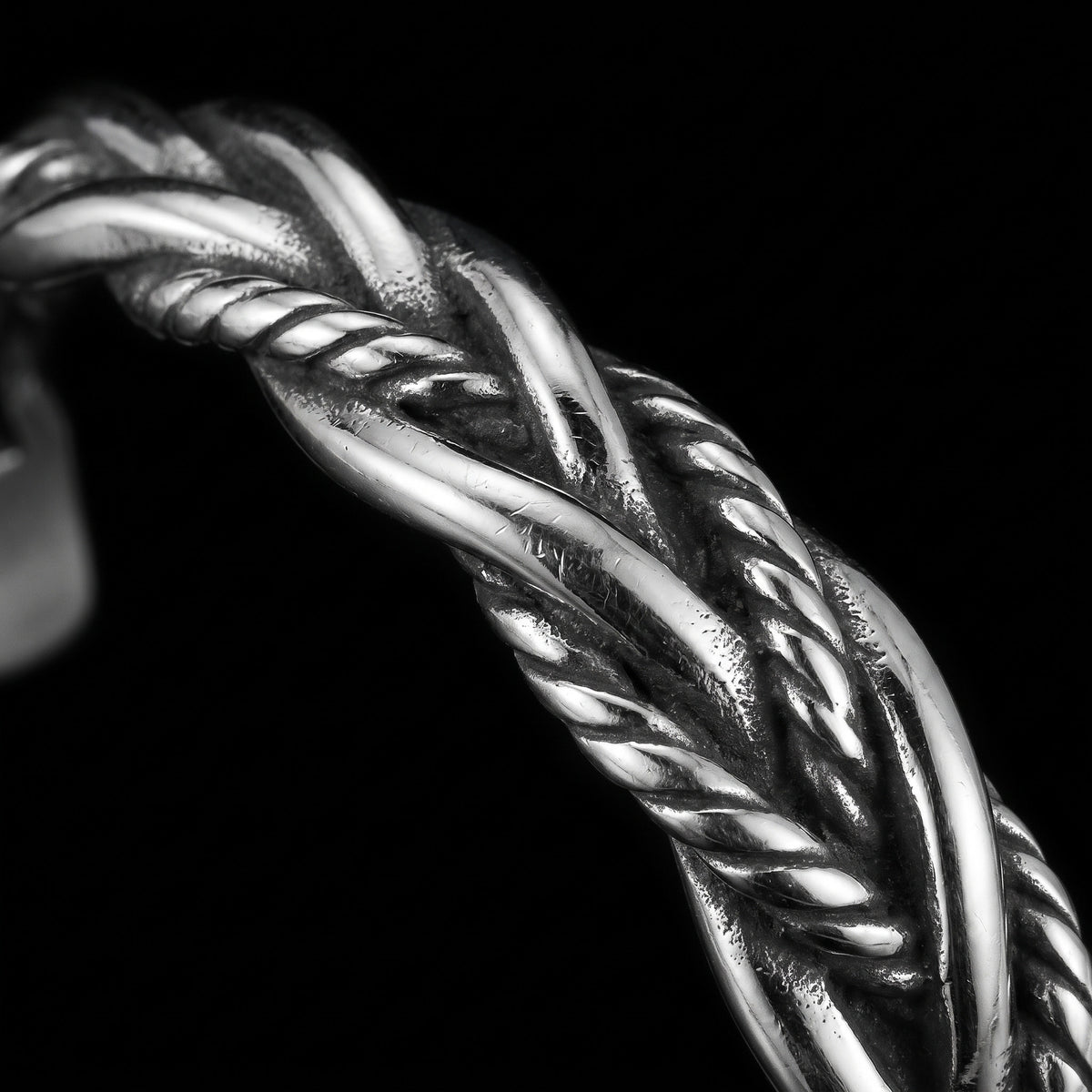 Macro close-up of the Loyalty bracelet in 316L stainless steel, Outlaws Amsterdam