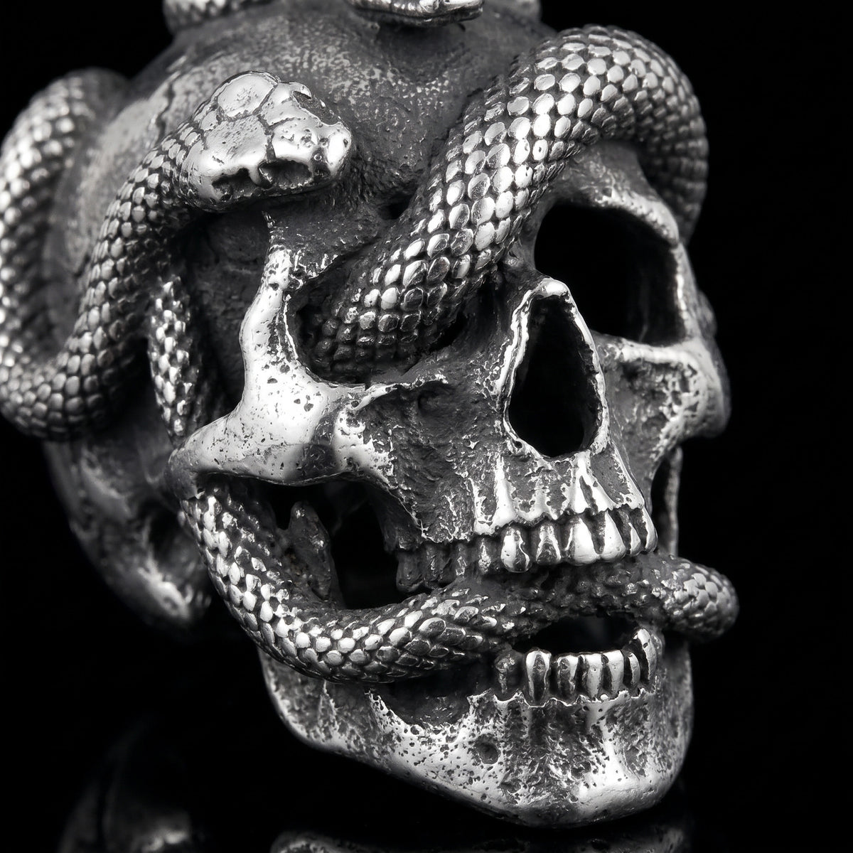 Macro close-up of the Snakes And Skulls pendant in 316L stainless steel, Outlaws Amsterdam