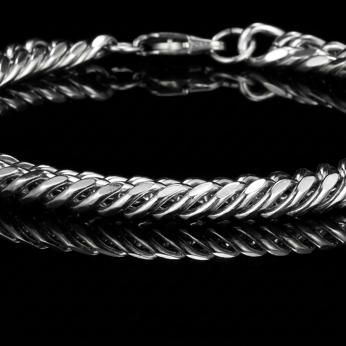 Macro close-up of the The Chain bracelet in 316L stainless steel, Outlaws Amsterdam