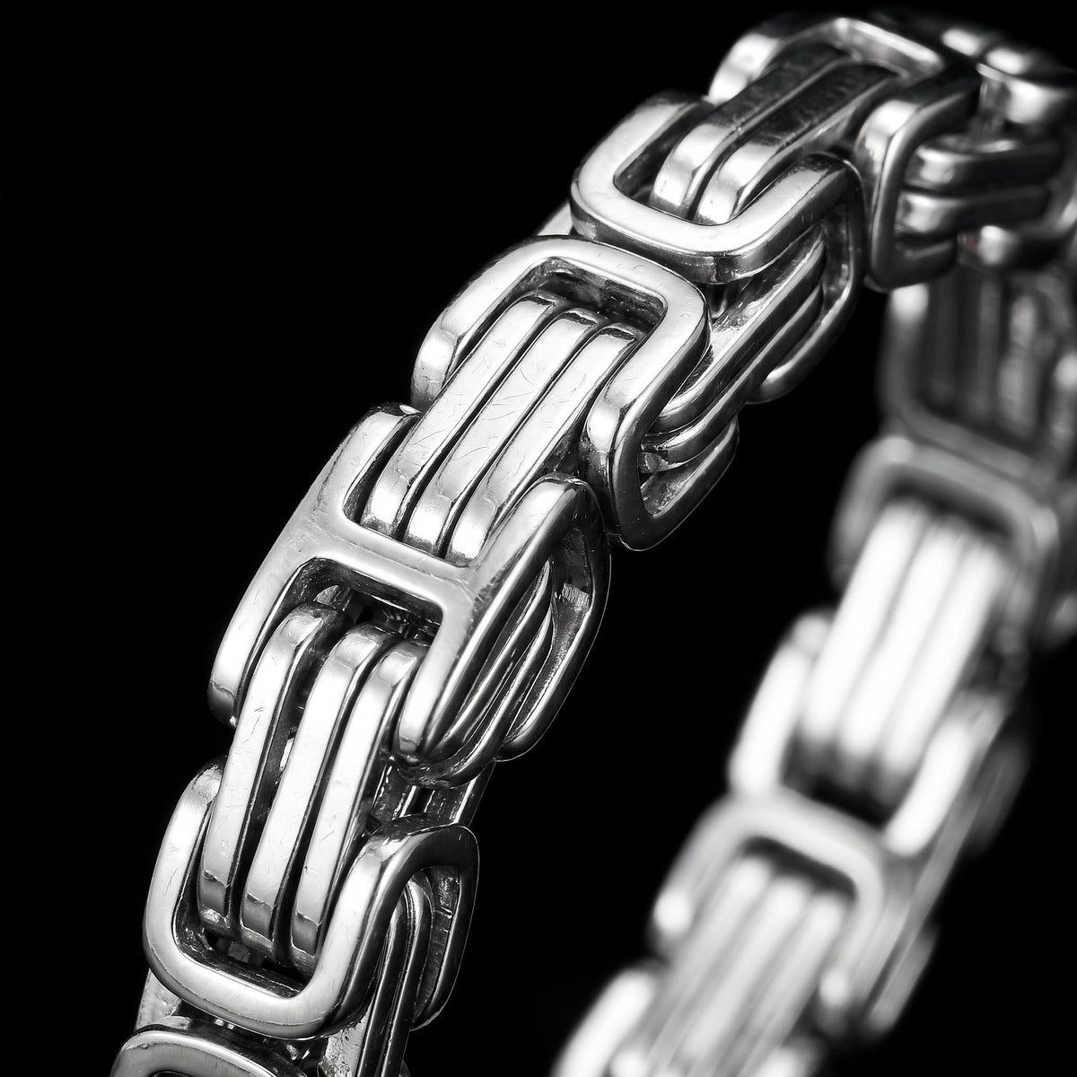 Macro close-up of the The Emperor bracelet in 316L stainless steel, Outlaws Amsterdam