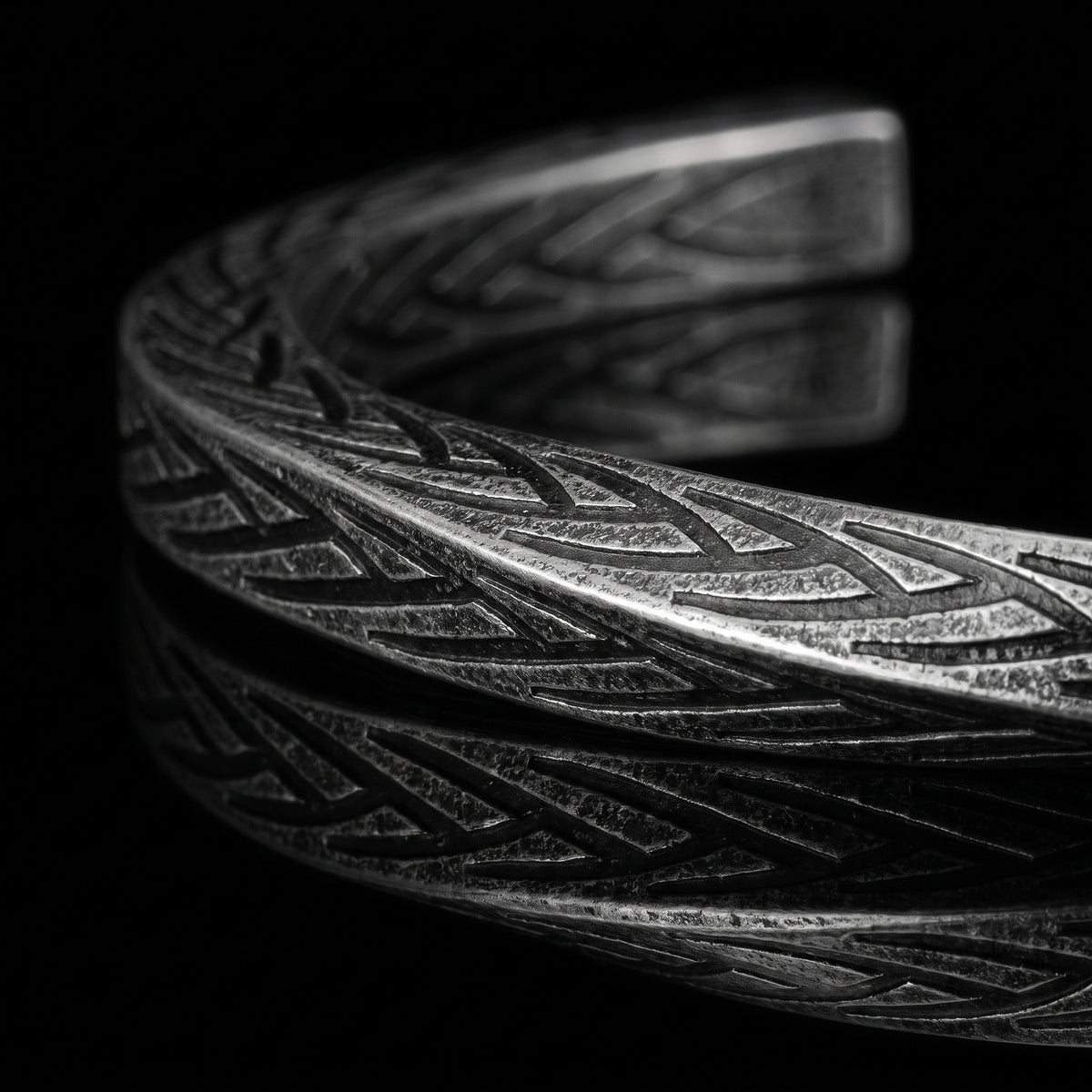 Macro close-up of the Woven Covenant bracelet in 316L stainless steel, Outlaws Amsterdam