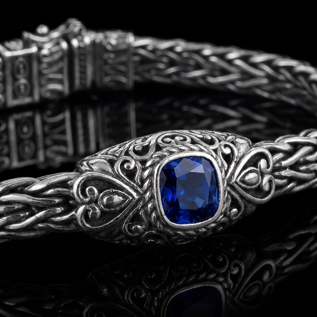 Macro close-up of the Woven Legend bracelet in 925 sterling silver, Outlaws Amsterdam